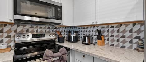 Coffee/tea maker, fridge, microwave, oven