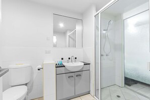 Dusche, Haartrockner, Handtücher, Shampoo