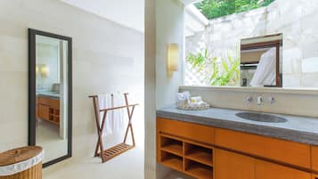 Badezimmer | Badewanne und Dusche (separat), Handtücher, Seife, Shampoo