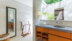 Badezimmer | Badewanne und Dusche (separat), Handtücher, Seife, Shampoo