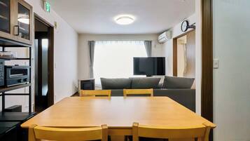 Basic House, City View | Living area