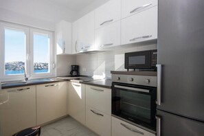 Wasserkocher mit Kaffee-/Teezubehör, Kühlschrank, Mikrowelle, Ofen