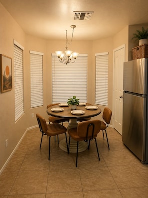 Dining - The Sunset on Sunray Retreat w/private pool (San Tan Valley)