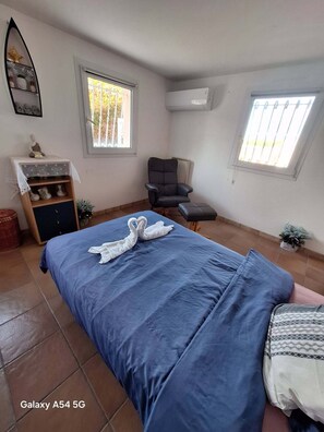 Tabla de planchar con plancha, wifi gratis y ropa de cama 