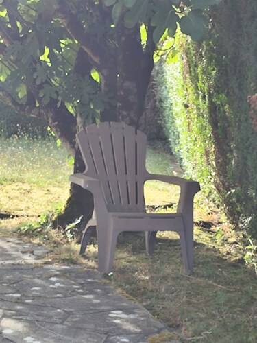 6 minutes from the beaches: Studio with two single beds, separate entrance, and parking