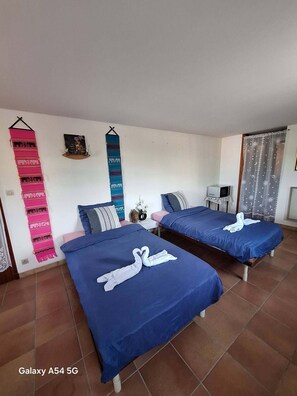 Tabla de planchar con plancha, wifi gratis y ropa de cama 