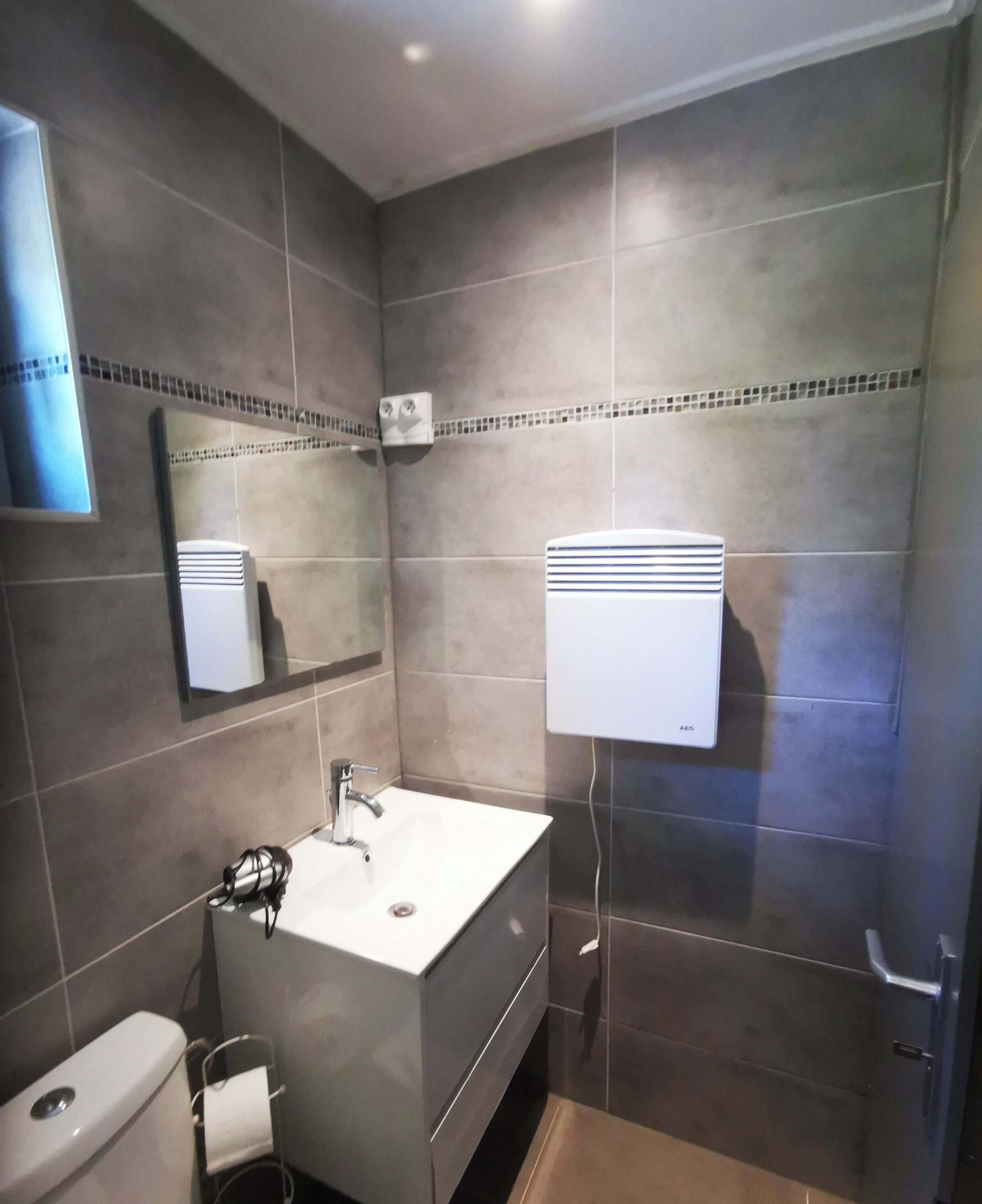 Dusche, Haartrockner, Handtücher