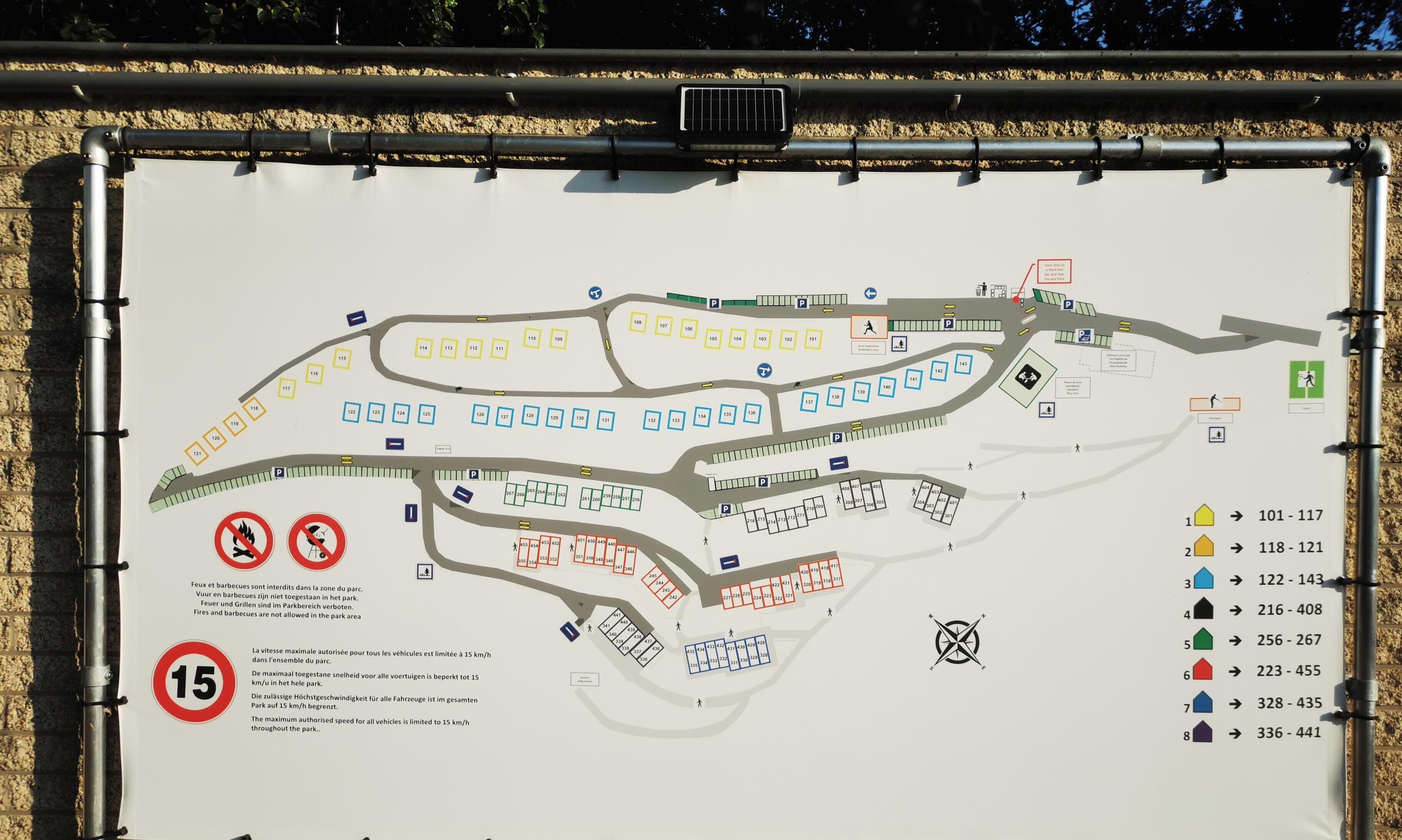 Ein Parkplan mit ausgewiesenen Bereichen für verschiedene Fahrzeugtypen, gekennzeichnet mit Nummern und Symbolen.