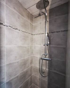 Douche, sèche-cheveux, serviettes fournies