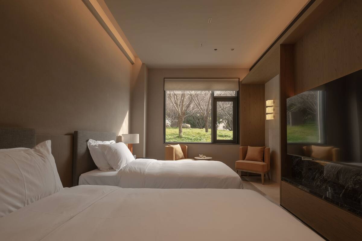 Escritorio, wifi gratis y ropa de cama