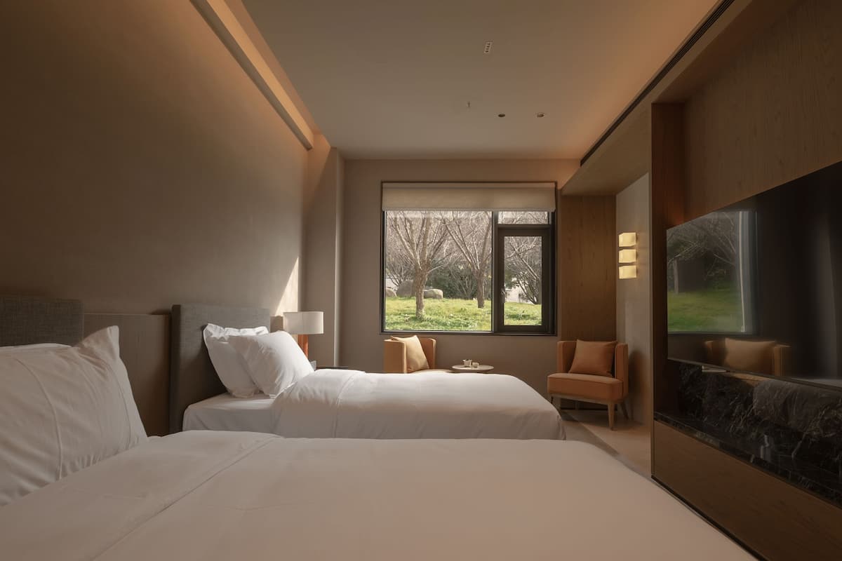 Chambre de base avec lits jumeaux, vue sur la colline | Bureau, accès au Wi-Fi (inclus), literie fournie
