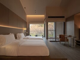 Quarto duplo conforto | Escrivaninha, Wi-Fi de cortesia, roupa de cama