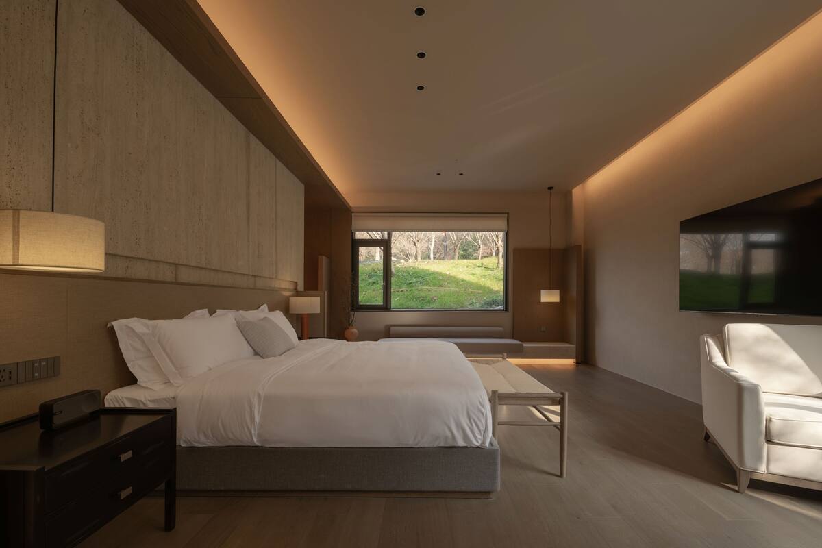 Escritorio, wifi gratis y ropa de cama