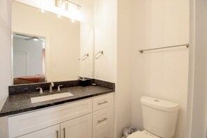 Dusche, Handtücher, Seife, Toilettenpapier