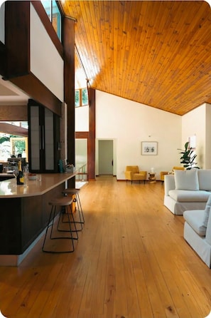 Interior - Spacious 5-bedroom house with mountain views (Cape Town)