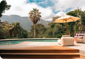 Pool - Spacious 5-bedroom house with mountain views (Cape Town)