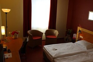 Room - Relaxing Economy Triple Room | Convenient Location for Your Getaway (Köln)