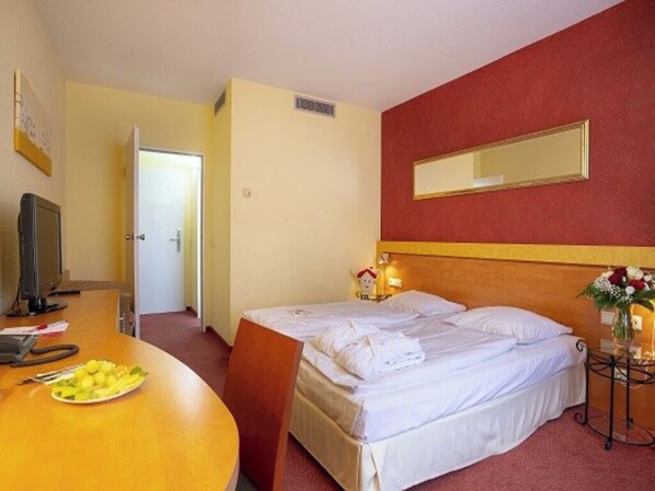 Room - Relaxing Economy Triple Room | Convenient Location for Your Getaway (Köln)