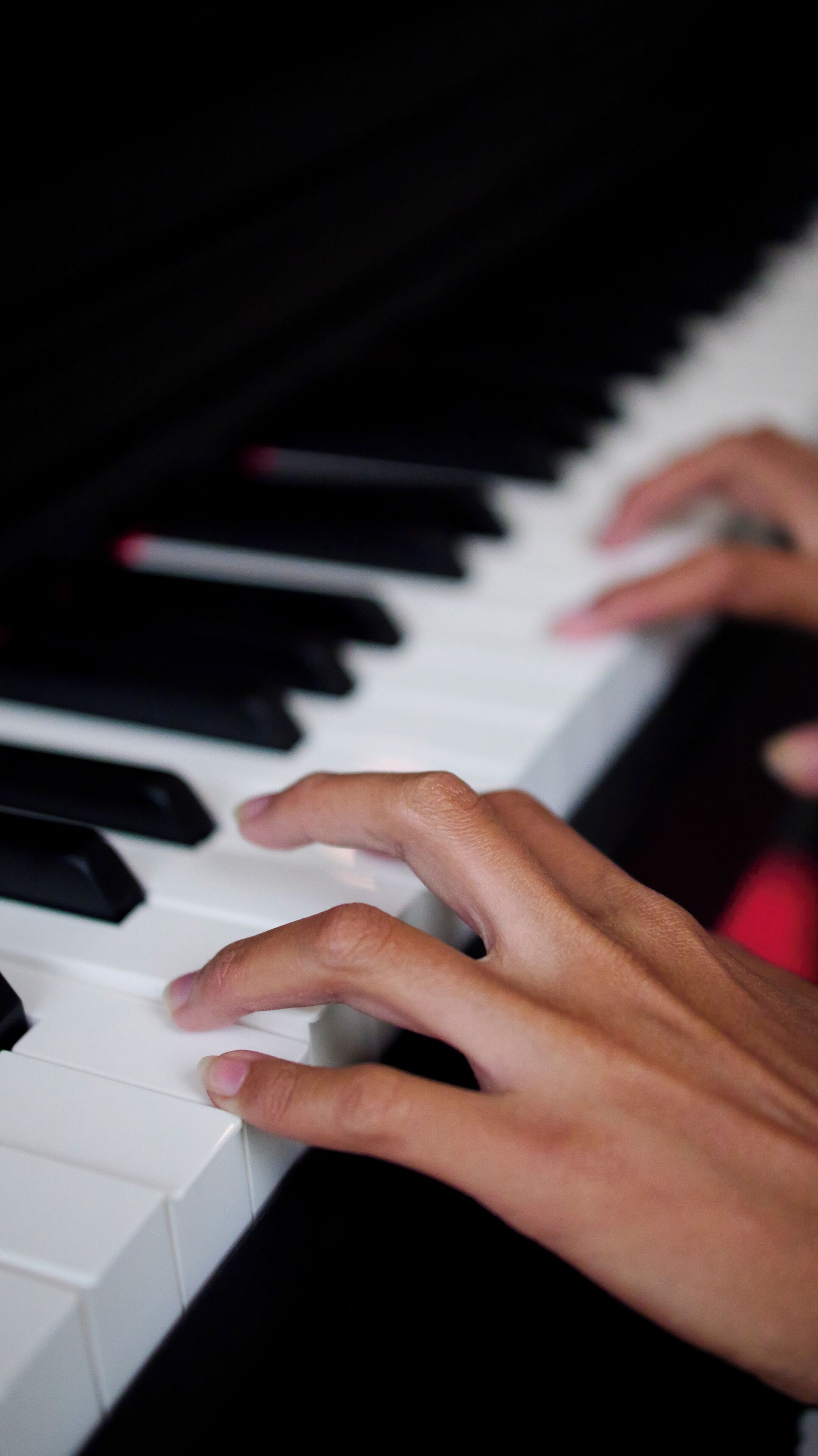Manos tocando un piano.
