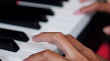 Manos tocando un piano.