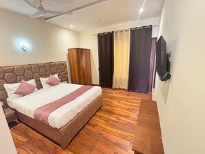 Deluxe Room - Hotel Royals, Zirakpur (Zirakpur)
