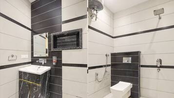ห้องดีลักซ์ | ห้องน้ำ | รองเท้าสวมภายในห้อง, ผ้าเช็ดตัว, สบู่, ยาสระผม