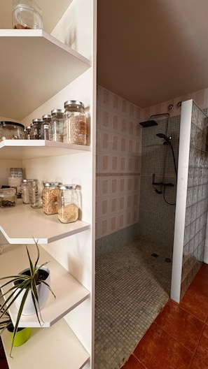 Een haardroger, een bidet, handdoeken, zeep