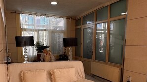 A living room with a sofa, a glass coffee table, and a lamp. - Experience the spectacle of the August 12 lunar eclipse from Garray (Soria). (Garray)