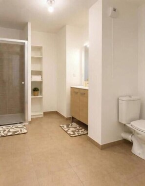 Shower, hair dryer, towels, soap - The Joliette Balcony (Marseille)
