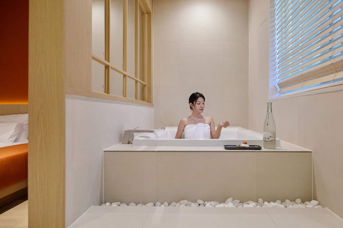 Suite Z Spa Room | Private spa tub