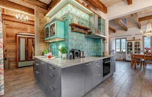 Coffee/tea maker, fridge, microwave, oven - Awesome home in Sominy with WiFi (Sominy)