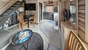 Un interno moderno con zona pranzo, cucina e scala.