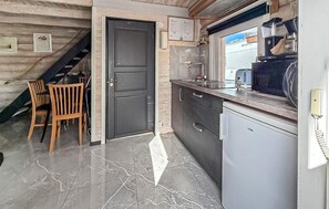Wasserkocher mit Kaffee-/Teezubehör, Kühlschrank, Mikrowelle, Ofen