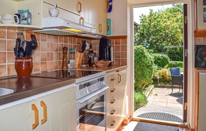 Wasserkocher mit Kaffee-/Teezubehör, Kühlschrank, Mikrowelle, Herdplatte
