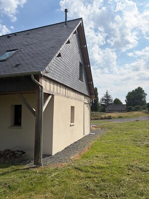 A single-story building with a sloped roof, a visible chimney, and a small window. - Ô p'tit Normand: A peaceful, green spot near Honfleur (Genneville)