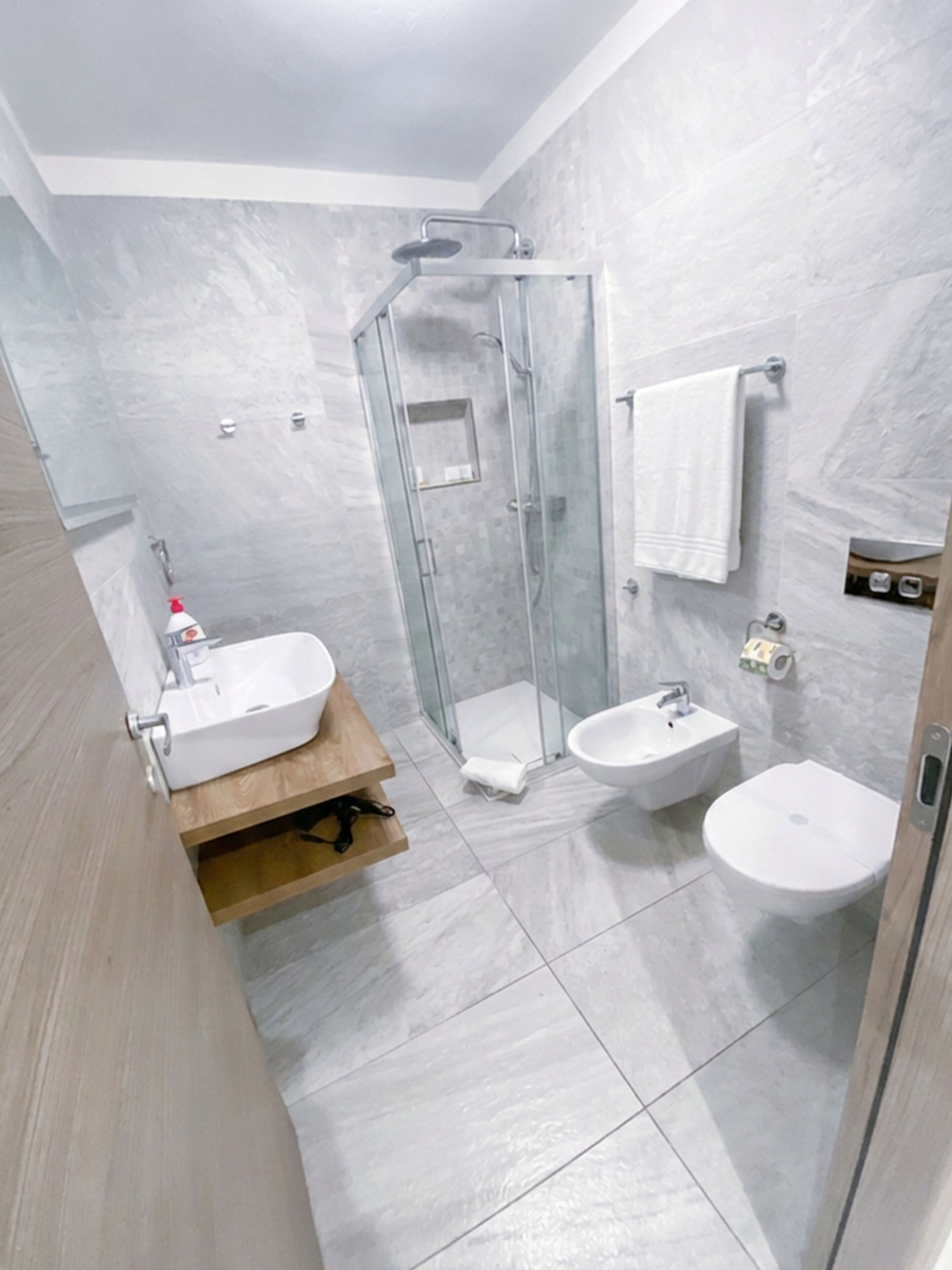 Dusche, Haartrockner, Bidet, Handtücher