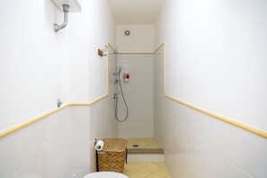 Shower, hair dryer, bidet, towels - La Terrazza - Cozy Room in the Center of Capri (Capri)