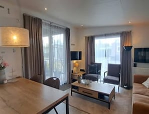 Chalet | Living room | Fireplace - Chalet in the Heart of South Beveland (Heinkenszand)