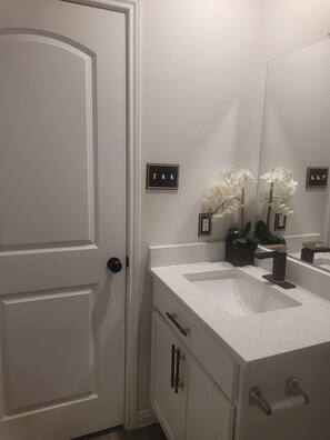 Haartrockner, Handtücher, Toilettenpapier