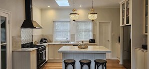 Coffee/tea maker, fridge, microwave, oven - Balnagowan, Garden Retreat 3-Bed Home in Moss Vale (Moss Vale)