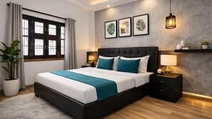 Quarto moderno com cama grande, mesas de cabeceira, planta em vaso e janela com cortinas.