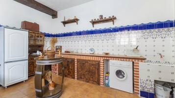Wasserkocher mit Kaffee-/Teezubehör, Kühlschrank, Mikrowelle, Ofen