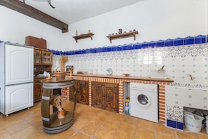 Wasserkocher mit Kaffee-/Teezubehör, Kühlschrank, Mikrowelle, Ofen