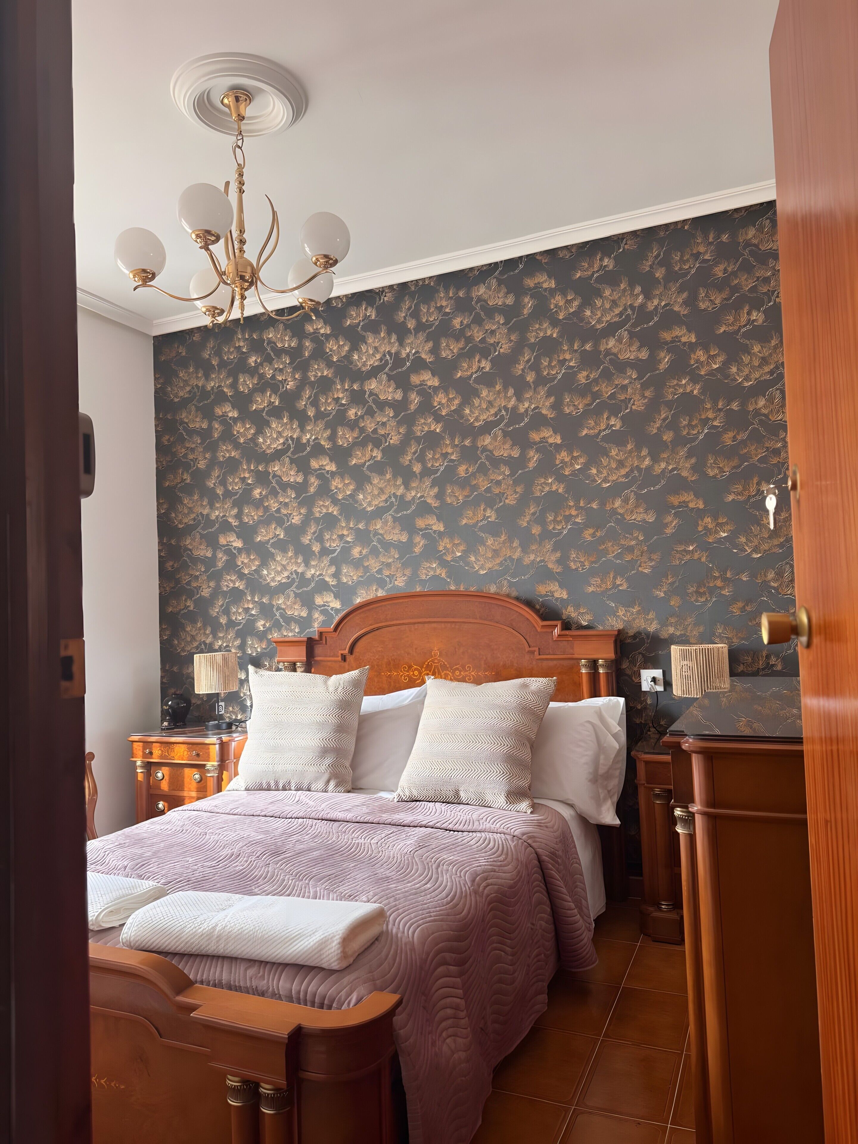 Iron/ironing board, bed sheets