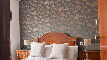 Iron/ironing board, bed sheets