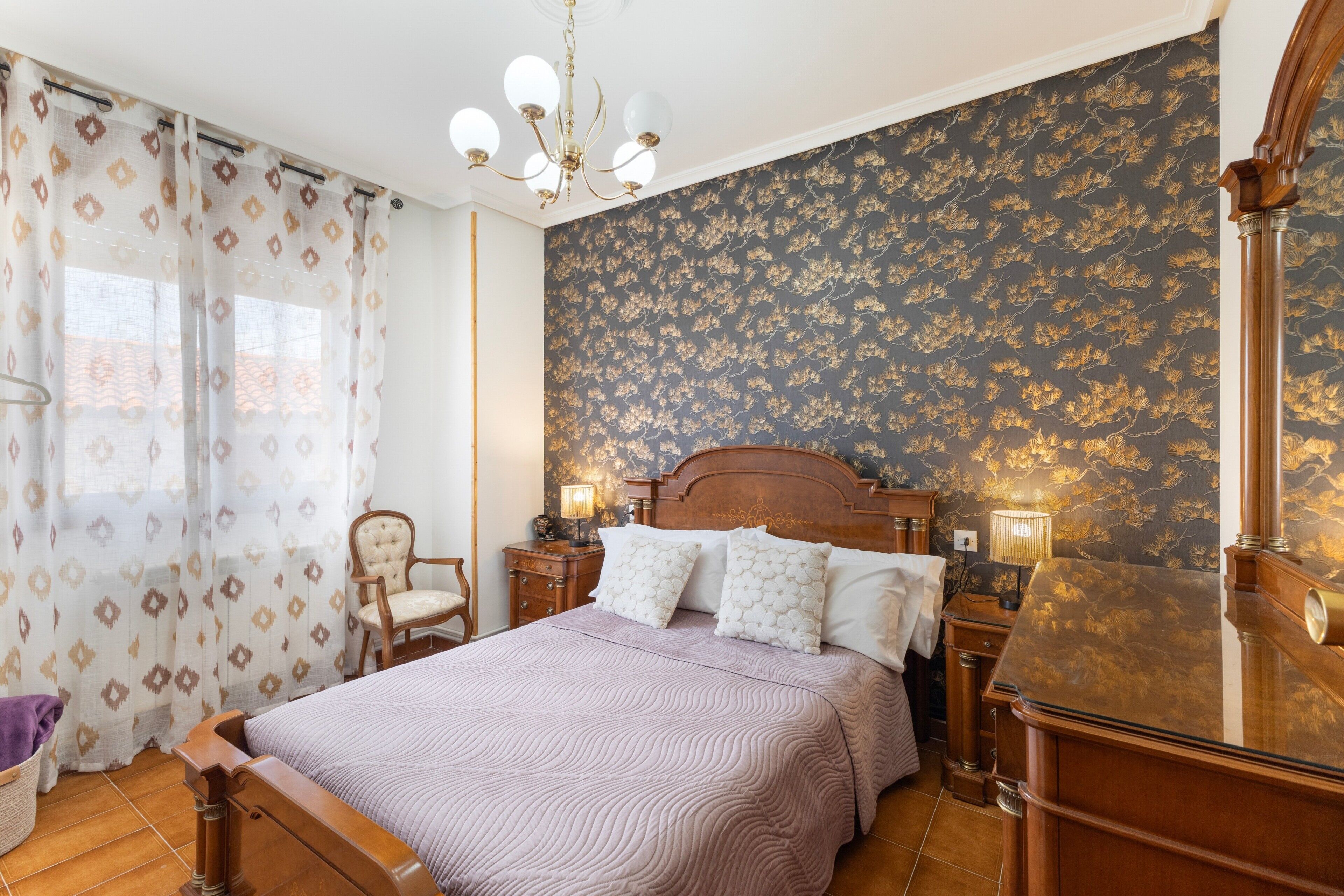 Iron/ironing board, bed sheets
