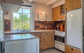 Wasserkocher mit Kaffee-/Teezubehör, Kühlschrank, Mikrowelle, Herdplatte