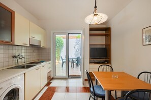 Coffee/tea maker, fridge, stovetop, dishwasher - Cozy Apartment in Medulin with Terrace (Medulin)