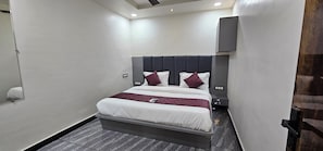 Deluxe Double Room, City View | Peti besi dalam bilik, meja, ruang kerja komputer riba 