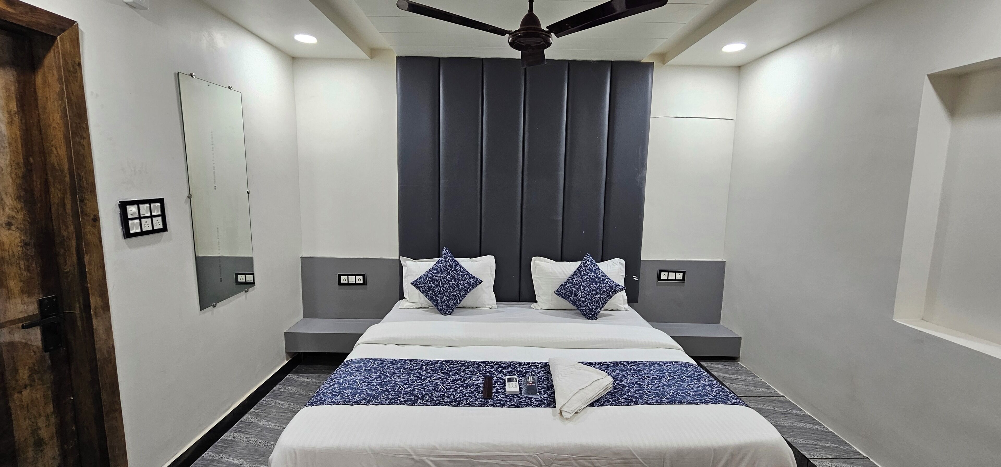 Deluxe Double Room, City View | Peti besi dalam bilik, meja, ruang kerja komputer riba 